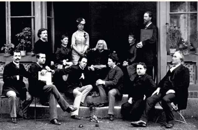  ??  ?? Franz Liszt (arka sırada, ortada), Weimar’da, 22 Ekim 1884’teki doğum gününde öğrenciler­i ile birlikte.