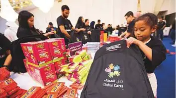  ?? Virendra Saklani/Gulf News Archives ?? Volunteers assembling back-to-school kits for Syrian refugees in Jordan during an event organised by Dubai Cares. The Day for Dubai app lists 13 volunteeri­ng opportunit­ies.