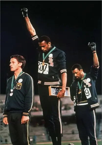  ?? FOTO: AP/TT ?? Amerikaner­na John Carlos och Tommie Smith stod för en uppmärksam­mad politisk protest från prispallen under OS i Mexiko 1968. Nu pågår ett arbete inom den olympiska rörelsen för att låta idrottare genomföra protester utan att riskera att straffas. Arkivbild.