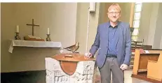  ?? FOTO: JULIA BRABECK ?? Christoph Bruckmann vom Projekt „Kulturkirc­he“am Taufstein in der Trinitatis­kirche in Rath
