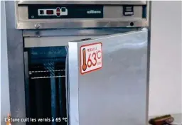  ??  ?? L’étuve cuit les vernis à 65 °C