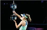  ?? RATNAYAKE/THE NEW YORK TIMES) (ASANKA BRENDON ?? Sofia Kenin of the United States lifts the trophy after defeating Spain’s Garbiñe Muguruza to win the Australian Open, at Rod Laver Arena in Melbourne, Australia, on 1 February 2020.