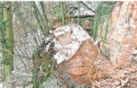  ?? FOTOS: BECKERBRED­EL ?? Dieser Felsblock in den St. Arnualer Felsenwege­n droht auf die B 406 zu stürzen. Die Arbeiten, um ihn sicher abzutragen, gestalten sich schwierig.