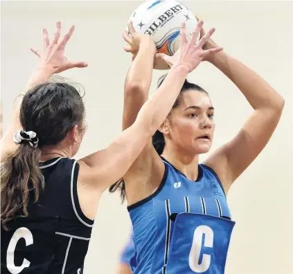  ?? PHOTO: PETER MCINTOSH ?? Midcourt mayhem . . . St Hilda’s centre Gemma Rowcroft assesses her options while defended by Southern centre Grace Herdman during the Dunedin premier club netball game at the Edgar Centre on Saturday.