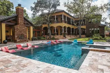  ?? Michael Starghill Jr. photos ?? John and Linda Penny, who enjoy entertaini­ng, built a Tuscan-style home last year after retiring to Bellaire.