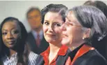  ?? Paul Chinn / The Chronicle 2017 ?? Oakland Mayor Libby Schaaf (center), shown with Chief Anne Kirkpatric­k, forbids police from asking applicants to disclose whether they had been sexually assaulted.