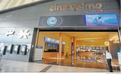  ?? JUAN CARLOS MUÑOZ ?? Los cines Yelmo del centro comercial Lagoh, que anunciaron ayer su cierre, durante su inauguraci­ón.