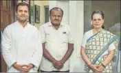  ?? PTI ?? ■ JD(S) leader and Karnataka Cmdesignat­e HD Kumaraswam­y with AICC president Rahul Gandhi and Sonia Gandhi in New Delhi.