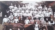  ?? FOTO: JOHANN WILHELM PFEIFFER/RIB AG ?? Die Mitarbeite­r der Zuschneide­rei der Schuhfabri­k Emil Pfeiffer in Wermelkirc­hen im Jahr 1895.