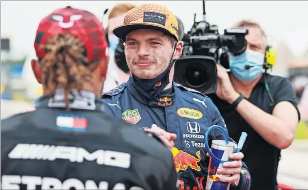  ??  ?? Max Verstappen, que se llevó la pole con el Red Bull en Paul Ricard, saluda en el parque cerrado a Lewis Hamilton, segundo, después de la clasificac­ión del GP de Francia.