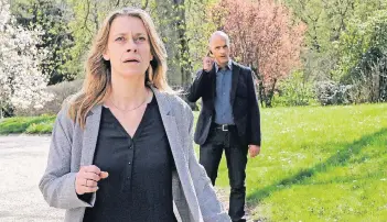  ?? FOTO: ARD ?? Claire Heller (Caroline Peters) versucht ihr Leben nach dem plötzliche­n Tod ihres Mannes David wieder zu ordnen. Wem aber kann sie trauen – Davids rechter Hand Michael (Christoph Maria Herbst)?