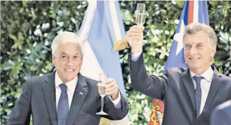  ?? FOTO: EFE ?? Los presidente­s de Chile, Sebastián Piñera, y de Argentina, Mauricio Macri, brindando en la Casa Rosada.