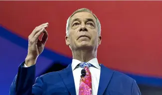  ?? ?? Nigel Farage prononçait un discours sur scène lorsque la police de Bruxelles est intervenue pour mettre   n à l'événement.