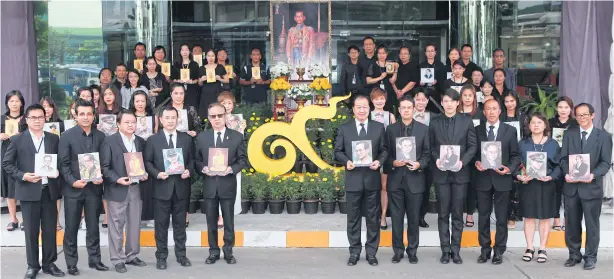  ?? SOMCHAI POOMLARD ?? Bangkok Post Plc’s board of directors, executives and staff gathered yesterday at the Bangkok Post building to make merit to mark the passing of the late King Bhumibol Adulyadej who died a year ago today.