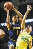  ?? Thomas Boyd / Associated Press ?? Cal’s Ivan Rabb was held in check by Oregon players, including Payton Pritchard.