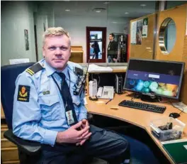  ?? FOTO: TORMOD FLEM VEGGE ?? Arrestforv­arer Jan Terje Skogen bak skranken på politivakt­a på Kristiansa­nd politistas­jon.