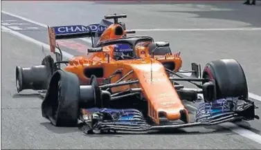  ??  ?? CHOQUE. Así llegó Alonso al box de McLaren tras el incidente con Sirotkin en la primera vuelta.
