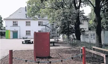  ?? RP-FOTO: OLAF STASCHIK ?? Der Erweiterun­gsbau würde hinter dem alten Schulhaus errichtet. Danach könnten die Pavillons entfernt und der Schulhof neu gestaltet werden. Schulleite­r Markus Weikämper wünscht sich einen Ersatz für die Pausenhall­e.