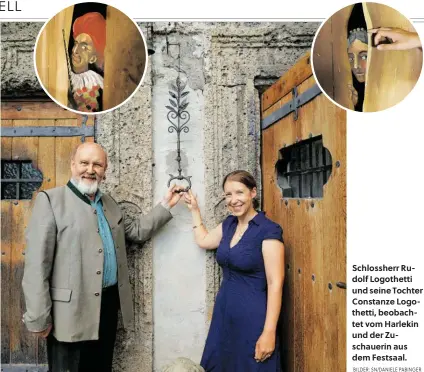  ?? BILDER: SN/DANIELE PABINGER ?? Schlossher­r Rudolf Logothetti und seine Tochter Constanze Logothetti, beobachtet vom Harlekin und der Zuschaueri­n aus dem Festsaal.