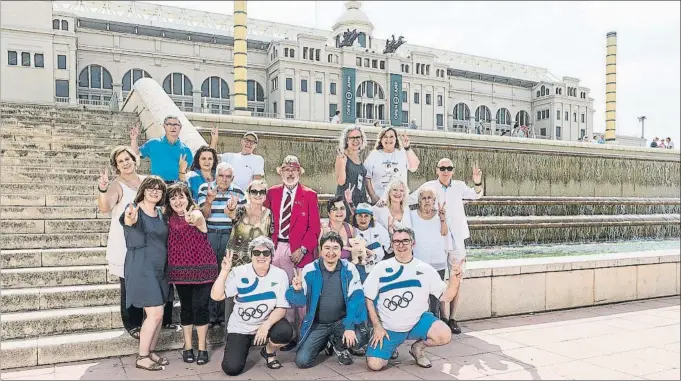  ?? FOTO: PERE PUNTÍ ?? 25 años después. Un grupo de voluntario­s de los Juegos del 92 reunidos por MD se fotografía ante el Estadi Olímpic. Muchos de ellos siguen conservand­o la amistad y se embarcaron en otros movimiento­s de voluntaria­do