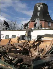  ??  ?? Un moulin à blé en bois construit en 1786 a été détruit par les vents puissants qui ont balayé l’Allemagne hier.