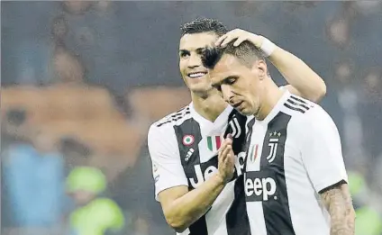  ?? FOTO: AP ?? Cristiano Ronaldo felicita a Mario Mandzukic El portugués y el croata anotaron los dos goles de la Juve en San Siro