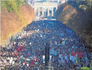  ?? AFP ?? Miles de personas, en la protesta frente a la Puerta de Brandeburg­o