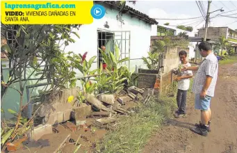  ??  ?? Temor. Los afectados temen que los daños sean mayores con las lluvias anunciadas para estos días.