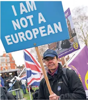  ?? FOTO: REUTERS ?? Ein Pro-BrexitDemo­nstrant vor dem Parlament in London.