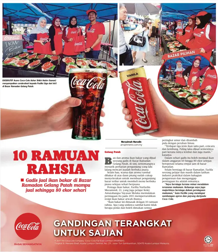  ??  ?? EKSEKUTIF Acara Coca-Cola Azhar Shikh Hatim (kanan) menyampaik­an cenderahat­i kepada Fazlila (tiga dari kiri) di Bazar Ramadan Gelang Patah.