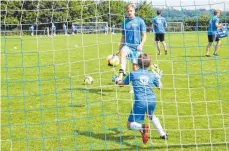  ?? FOTO: TIMO LÄMMERHIRT ?? Ein Highlight war der Besuch von TSV Essingens Torwart Philipp Pless (am Ball) und Thomas Traub, die sich den Nachwuchst­orhütern im Fußballcam­p angenommen haben.