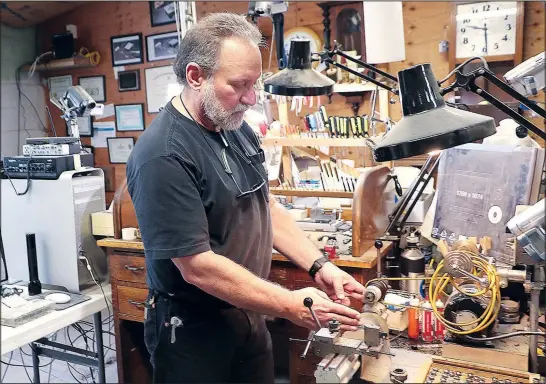  ?? (AP/Scottsbluf­f Star-Herald/Jeff Van Patten) ?? David LaBounty explains how to use a lathe to create a gear for an antique clock in Mitchell, Neb.