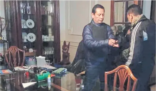  ??  ?? El momento del arresto de Carlos Atachahua Espinoza, el presunto jefe de un clan narco