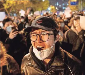  ?? ?? Es reicht! Dieser Demonstran­t verzichtet auf seine Maske.