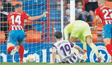  ??  ?? Toni Villa marca el 0-2 en el partido disputado ayer en el Anxo Carro.
