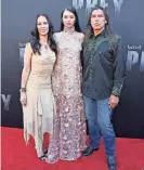  ?? AXELLE/BAUER-GRIFFIN/FILMMAGIC ?? Amber Midthunder, center, attends the Hollywood premiere of “Prey” with her parents, Angelique and David.