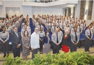  ?? FÉLIX DE LA CRUZ ?? Los agentes policiales recibieron sus certificad­os de participac­ión.