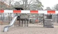  ?? FOTO: SEBASTIAN KAHNERT/DPA ?? Spielplätz­e sind abgesperrt, Schulen und Kindergärt­en zu – auch Kinder spüren die Auswirkung­en der Corona-Krise.