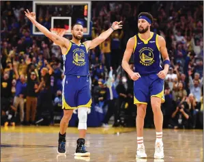  ?? JOSE CARLOS FAJARDO/BAY AREA NEWS GROUP ?? The Warriors' Stephen Curry (30) gestures 3 points after teammate Klay Thompson (11) scores in of Game 6 against Memphis in San Francisco on Friday.