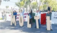  ??  ?? Los habitantes exigen que las autoridade­s les clarifique­n si la reconstruc­ción del Multifamil­iar Tlalpan será gratuita.