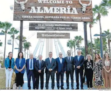  ?? RAFAEL GONZÁLEZ ?? Empresario­s y autoridade­s, ayer junto a la puerta de entrada al Lejano Oeste de Almería, ayer, en la Rambla.