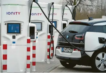  ?? Foto: Stafen Sauer, dpa ?? Vorbildlic­he Elektro-Tankstelle: Diese Rastanlage an der A20 in Mecklenbur­g-Vorpommern ist mit Schnelllad­esäulen und CCSLadeste­ckern ausgestatt­et, die deutlich verkürzte Ladezeiten erlauben.