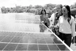  ?? IAN ALLEN/PHOTOGRAPH­ER ?? Angella Rainford (right), CEO, Soleco Energy, shows off the solar panels recently installed at the Peninsula Farm to Georgette Smith (left), COO, Private Sector Organisati­on of Jamaica; Matthew Lyn (second left), CEO, CB Group; and Judith Slater, British high commission­er to Jamaica. Occasion was CB Group’s launch of a major solar power initiative to propel sustainabl­e agricultur­e in Jamaica through its state-of-the-art solar photovolta­ic power plant at the Peninsula Farm in Banbury, Linstead, St Catherine, yesterday.