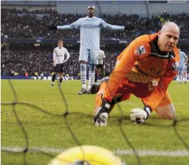  ?? (Ap) ?? Balotelli ha appena battuto Friedel dal dischetto. Il City continua a guidare la Premiershi­p