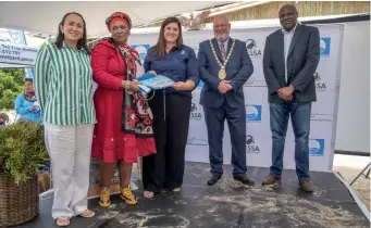  ?? ?? Bitou Municipali­ty received five certificat­es for Blue Flag beaches. From left: Director of Community Services Melony Paulsen, Deputy Mayor Mavis Busakwe, Wessa CEO Helena Atkinson, Mayor Dave Swart and Director of Tourism Programmes at the Department of Tourism Jonga Kuhlane.
Helena Atkinson, CEO of Wessa, Bitou Mayor Dave Swart and Jonga Kuhlane, Director of Tourism Programmes in the Department of Tourism raising the Blue Flag at Lookout Beach to celebrate this year’s Blue Flag beach awards by Wessa.