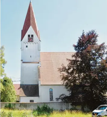  ?? Foto: Andreas Brücken ?? Auf diesem Grundstück direkt neben der St. Ulrichskir­che in Pfuhl soll ein neues Gemeindeze­ntrum entstehen. Bei einem ersten Planungsen­twurf gab es Ärger mit dem Landesdenk­malamt – wegen der Kirchenmau­er.