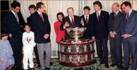  ?? (Photo AFP) ?? En , François Mitterrand avec les vainqueurs (Boetsch, Forget, Delaitre, Leconte) et bien sûr Cap’tain Noah !