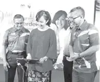  ??  ?? ADUN Subang Jaya Michelle Ng (tengah) melancarka­n program MyMerdeka Sayangi Malaysiaku di Mydin USJ, baru-baru ini.