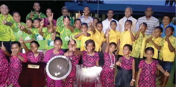  ?? Photo: Justine Mannan ?? Osea Kolinisau (back, middle), with the Suva Methodist Primary School netball, rugby players and teachers on July 28, 2017.