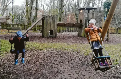  ?? Foto: Gloria Geissler ?? Seine Tage sind gezählt: Der Spielplatz am Graben wird neu gestaltet. Moritz und Antonia freuen sich auf die neuen Geräte.